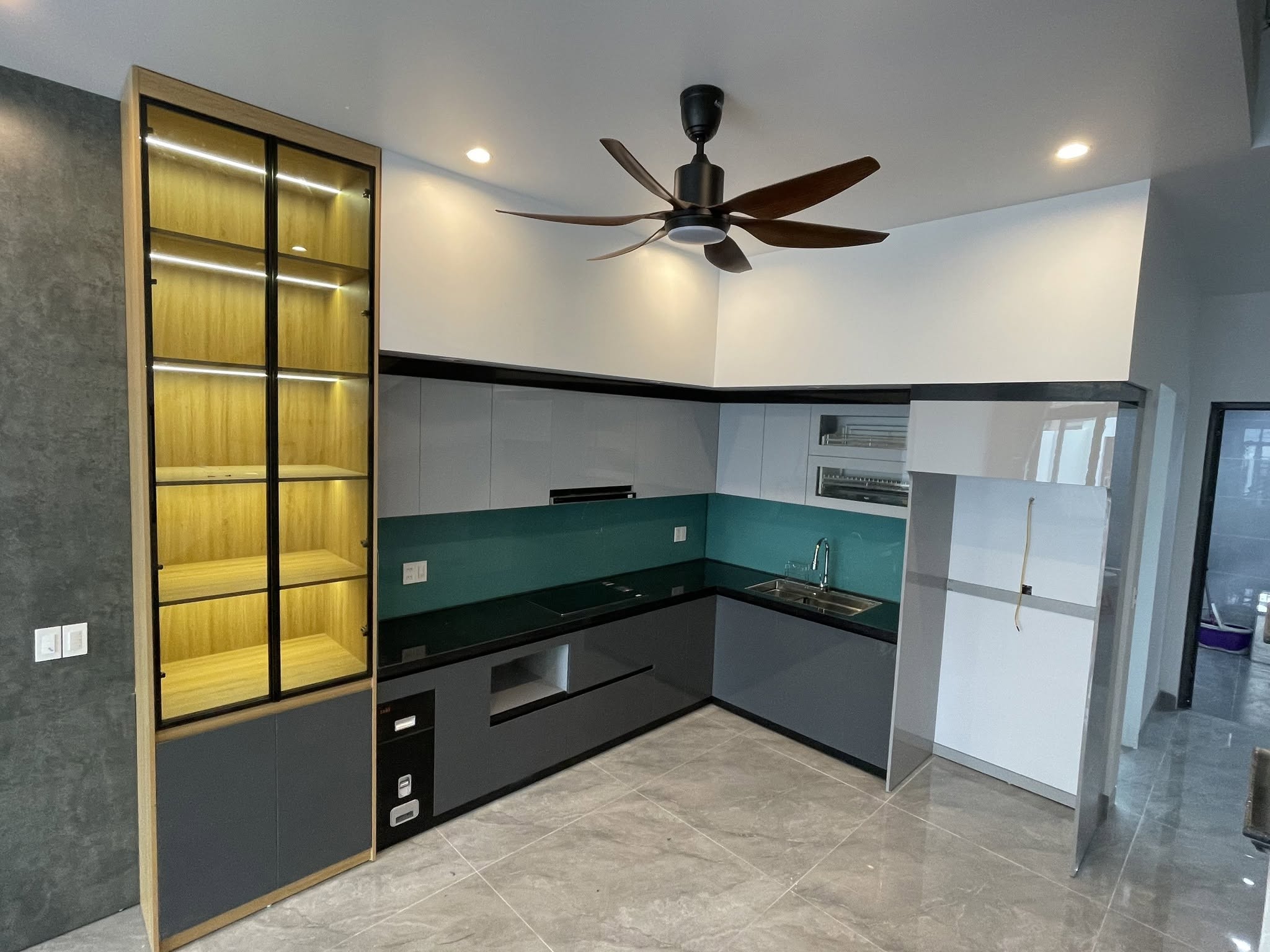Tủ bếp chữ L hiện đại 