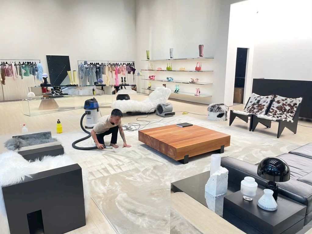 Vệ sinh thảm sàn và nội thất cửa hàng thời trang