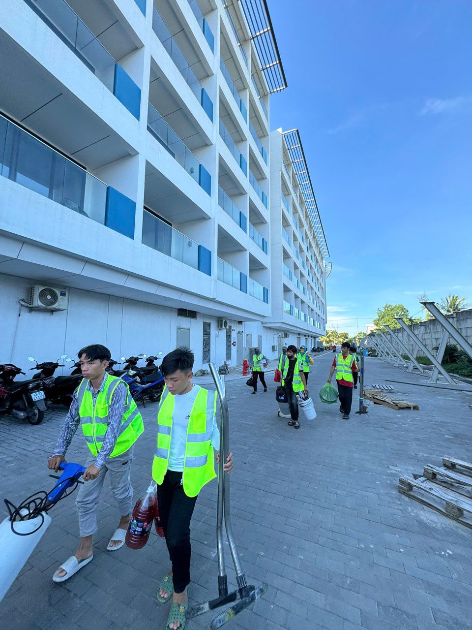 Vệ sinh sau xây dựng công trình