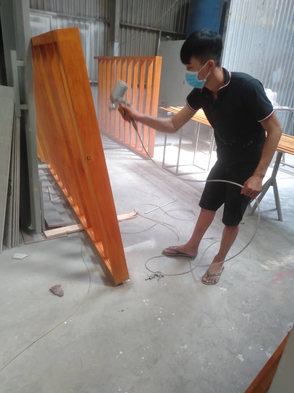 Sơn PU gỗ ở nhà xưởng 