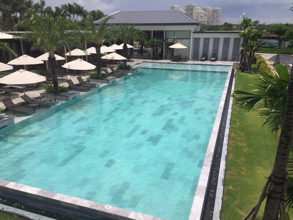 Hồ bơi ngoài trời