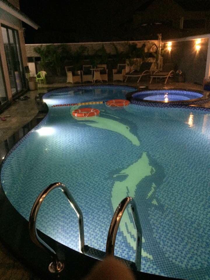 Hồ bơi ngoài trời