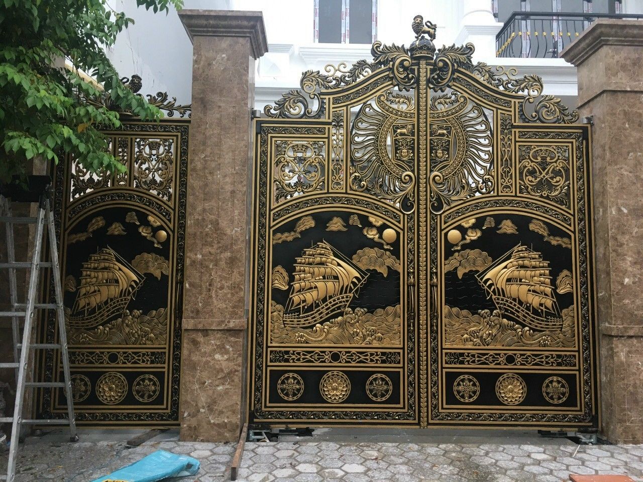 Cửa cổng sắt