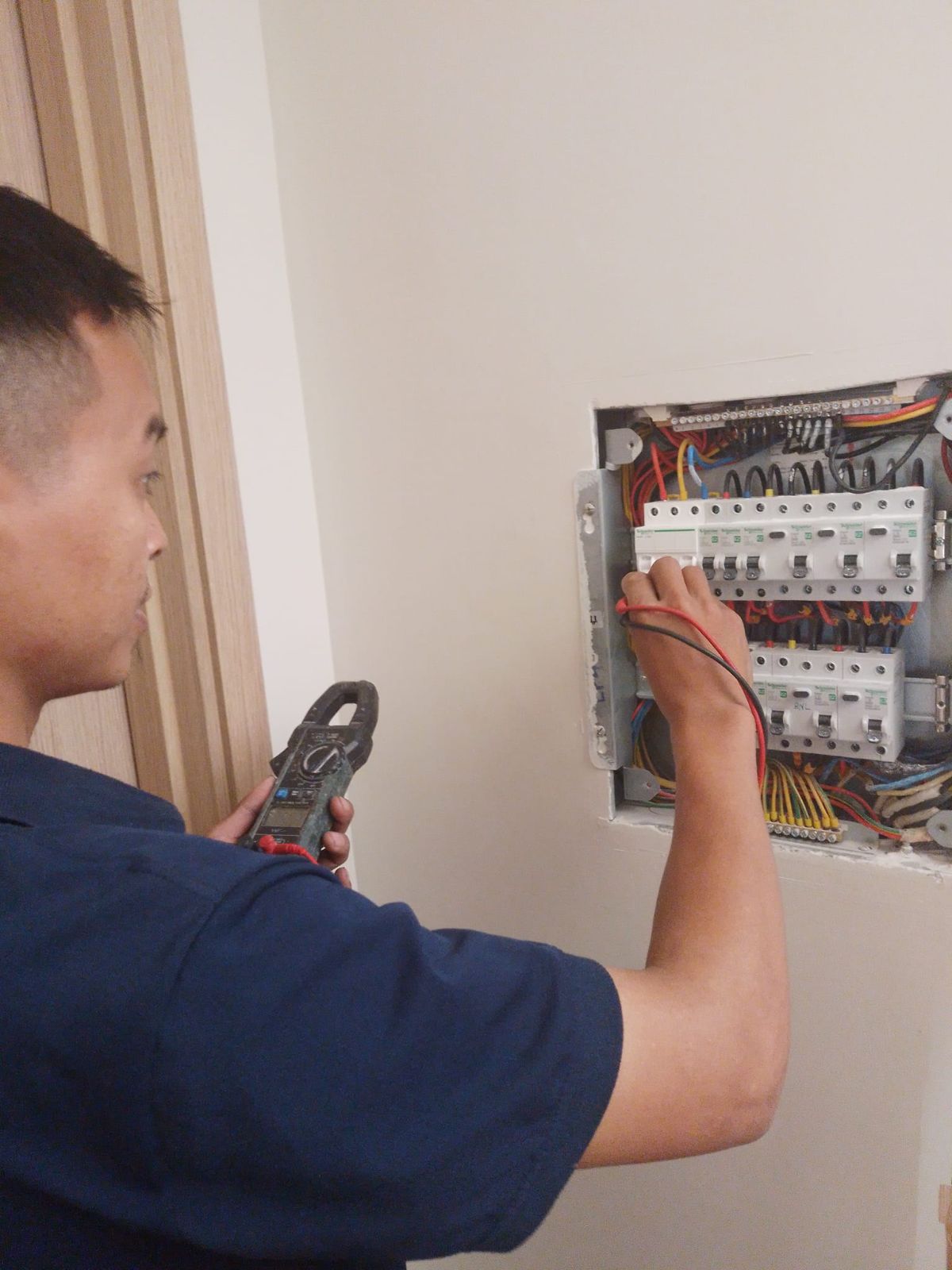 Sửa chữa đường điện aptomat