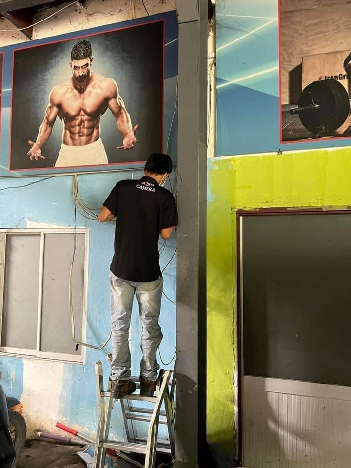 Lắp đặt bồn nước năng lượng mặt trời lắp đèn trang trí showroom