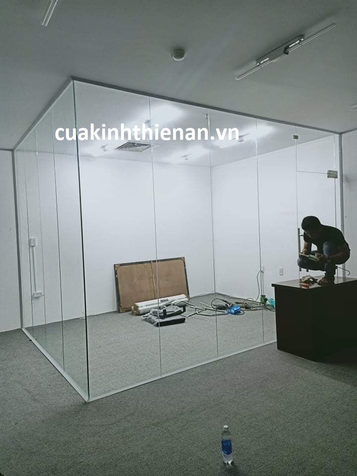 Vách ngăn kính