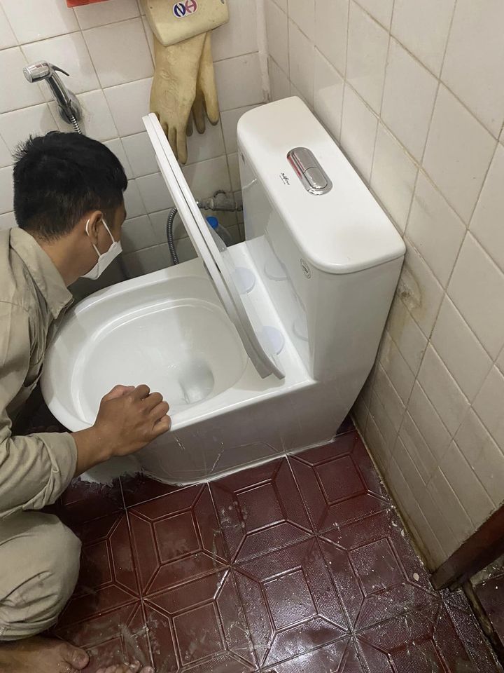 Thay bồn cầu cho anh Tạ