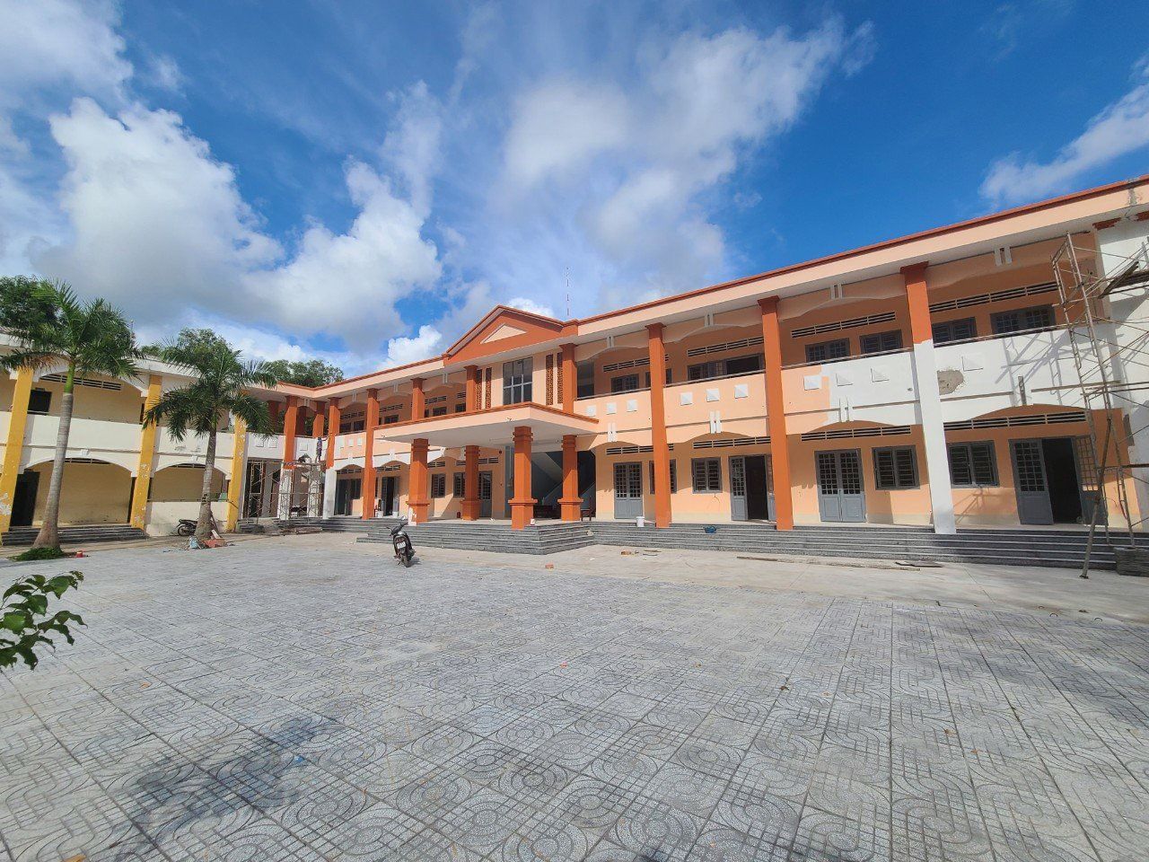 Thi công trường học