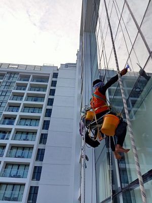 DỊCH VỤ LAU KÍNH TÒA NHÀ