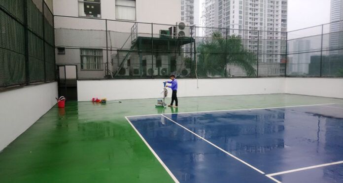 Vệ sinh sân tennis