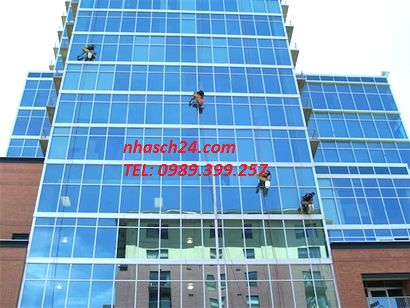 Dịch vụ lau kính tòa nhà