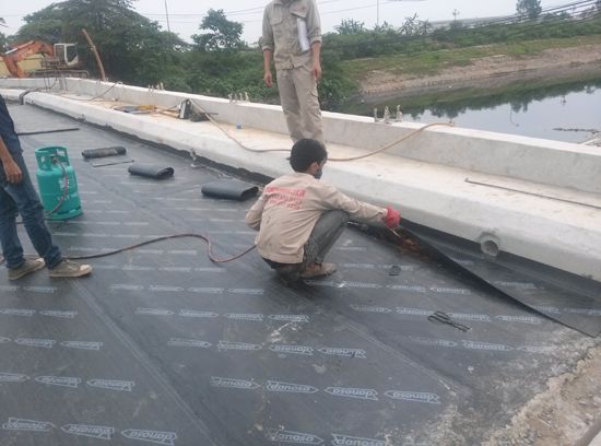 Thi công chống thấm mặt cầu 