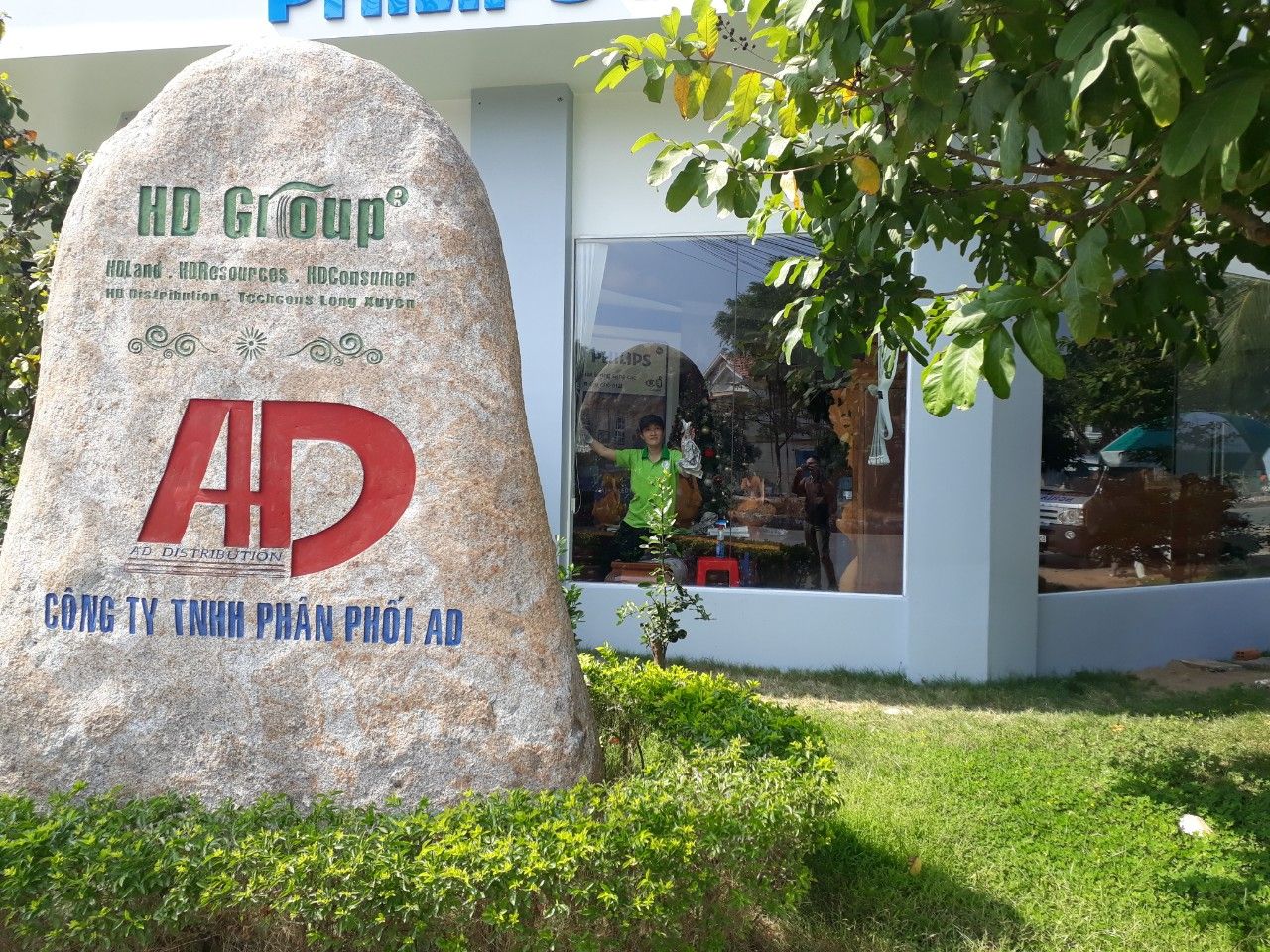 Vệ sinh kính văn phòng