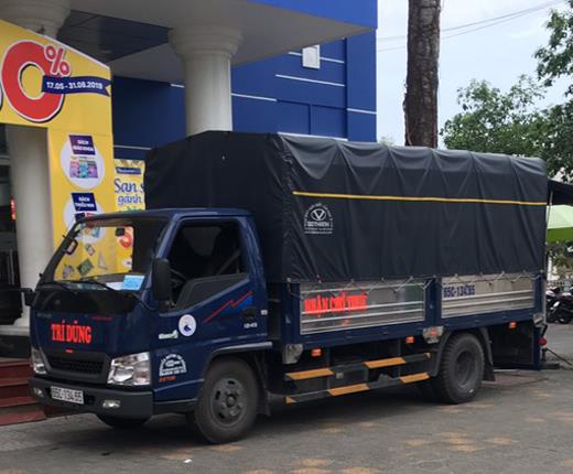 Xe tải vận chuyển hàng hóa 