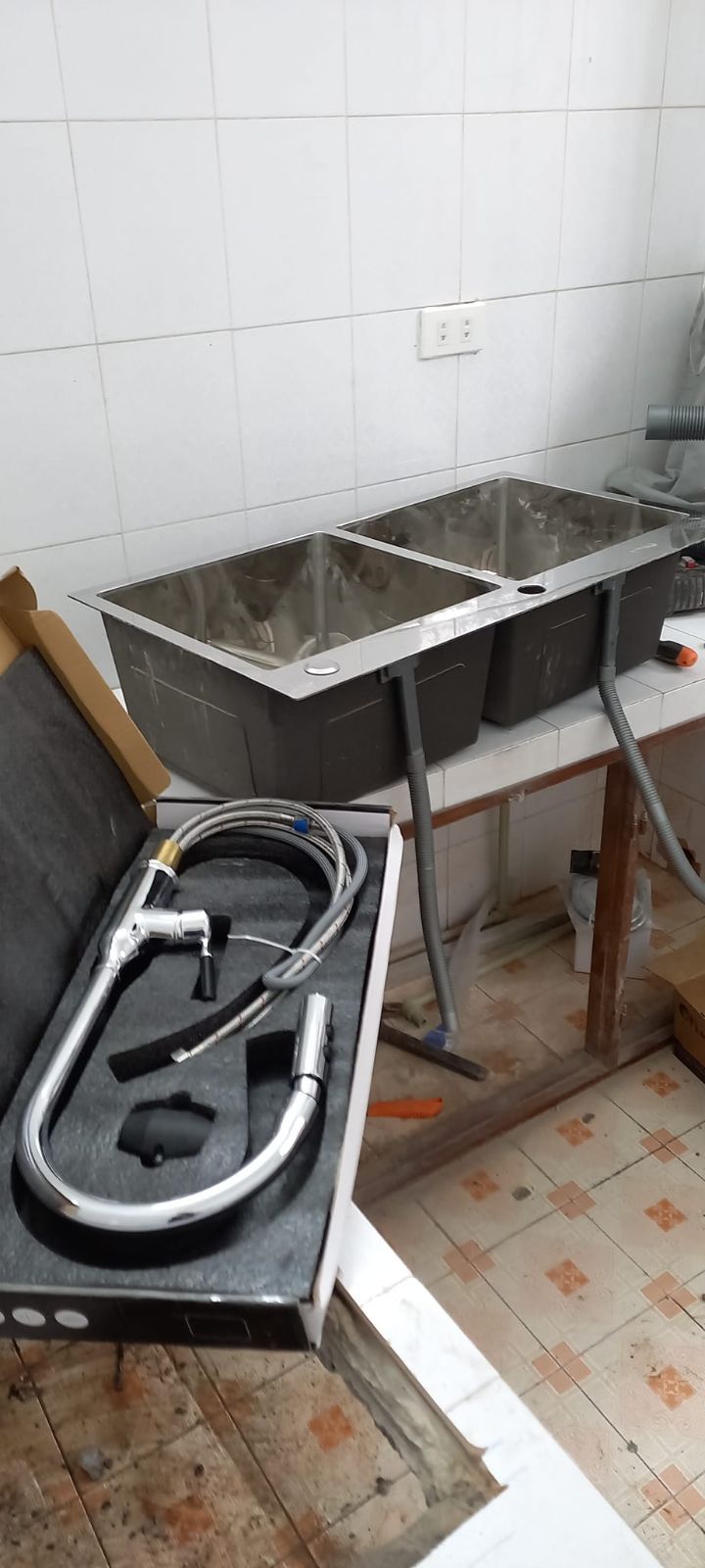 Thay ống nước van nước bồn rửa