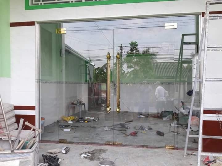 Lắp cửa kính cường lực