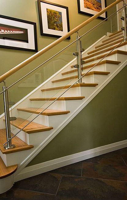 Cầu thang kính cường lực tay vịn gỗ