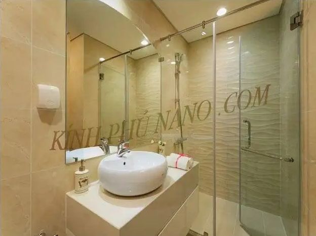Vách kính nhà tắm
