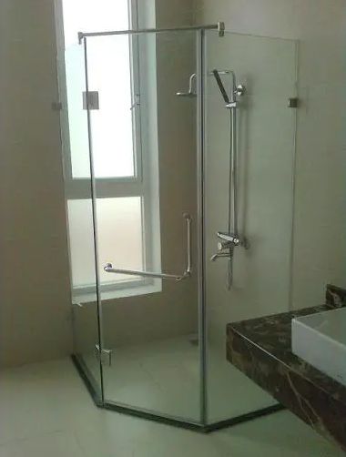 Vách tắm kính