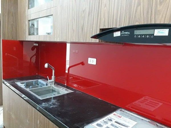 Thi công lắp đặt kính ốp bếp