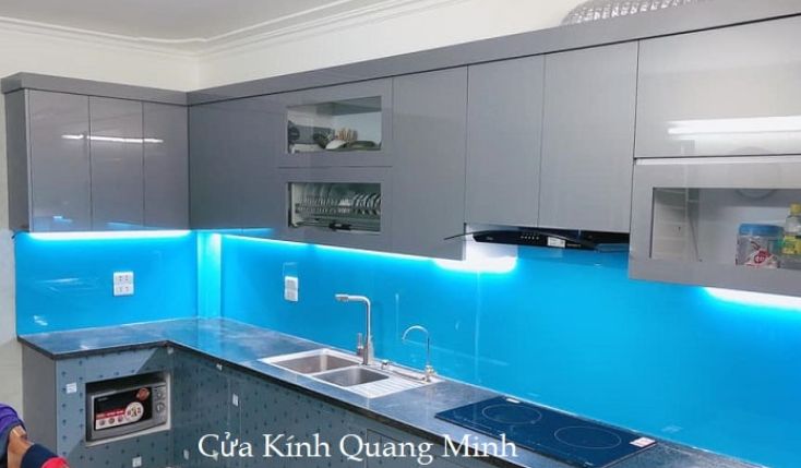 Lắp đặt kính ốp bếp kinh sơn màu
