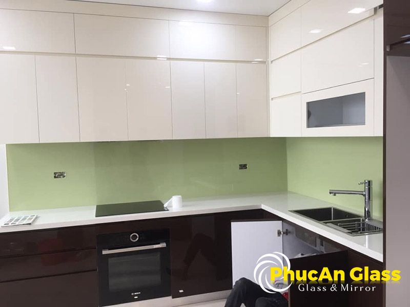 Cắt kính ốp tường bếp