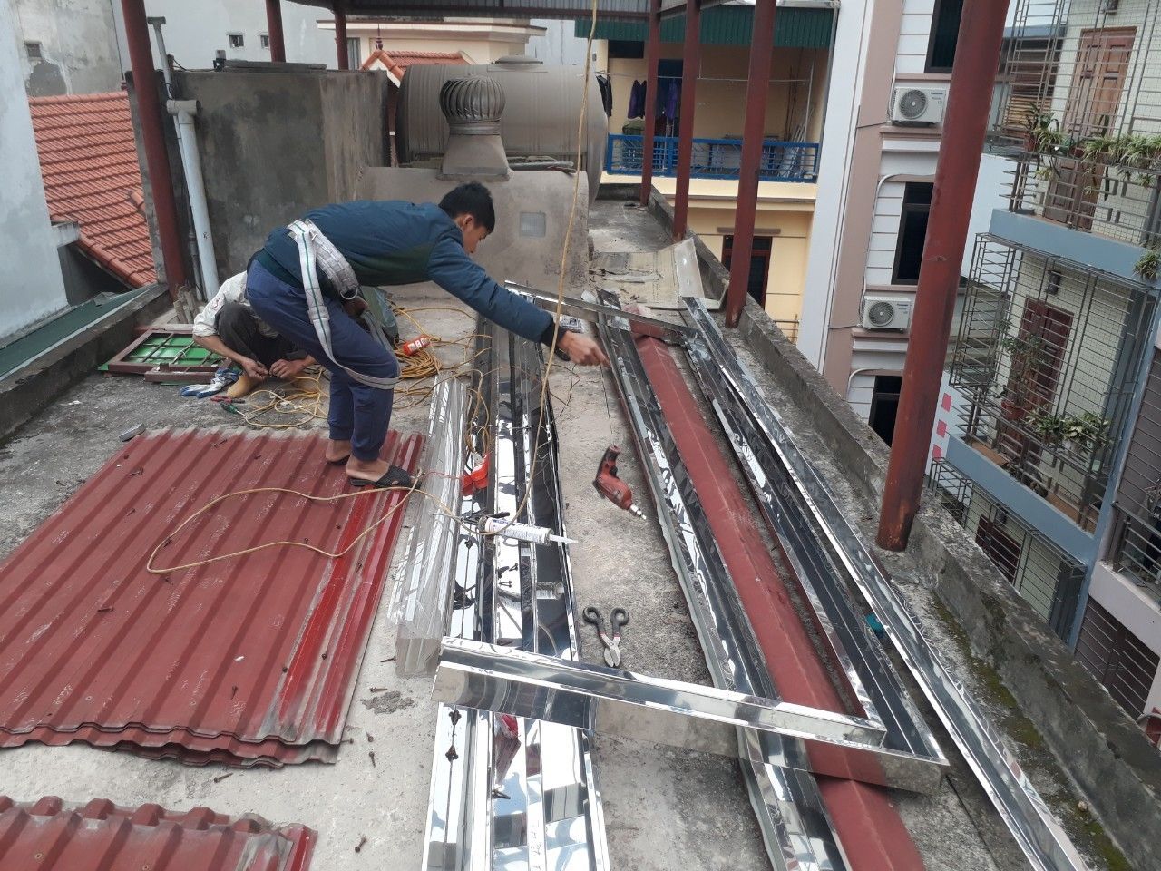 Thi công lắp đặt máng xối