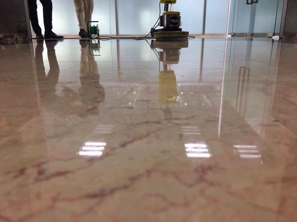 Đánh bóng sàn khách sạn