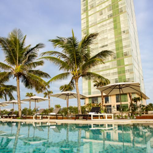 Vệ sinh kính khách sạn