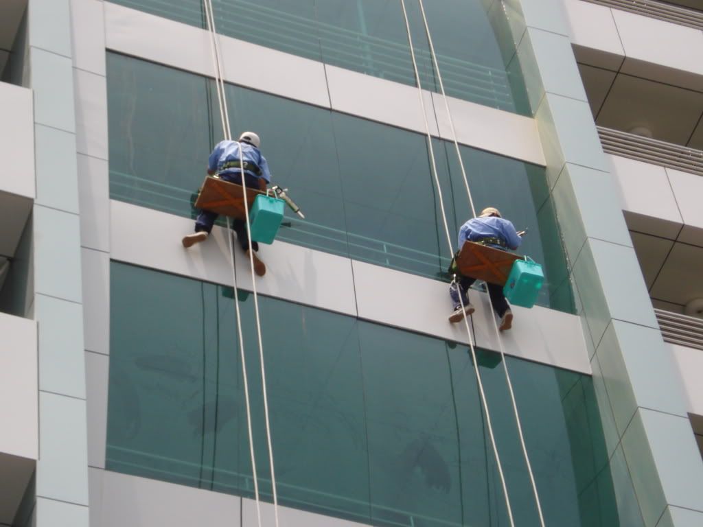 Vệ sinh mặt kính dựng
