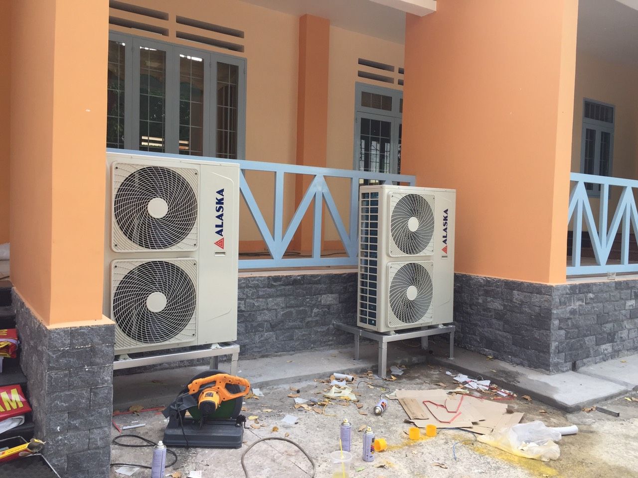 Lắp máy lạnh