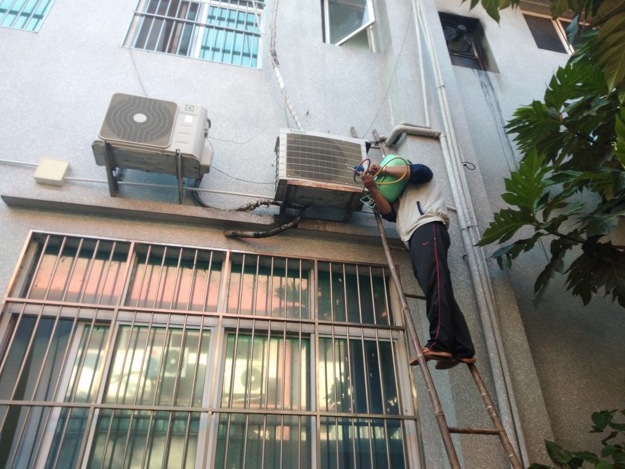 Lắp máy lạnh