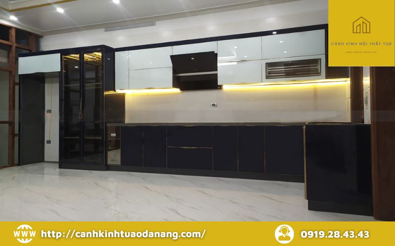 Mẫu tủ bếp inox liền tủ rượu cánh kính viền hợp kim anode nhôm