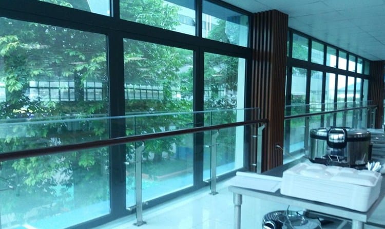 Thi công cửa kính cường lực 