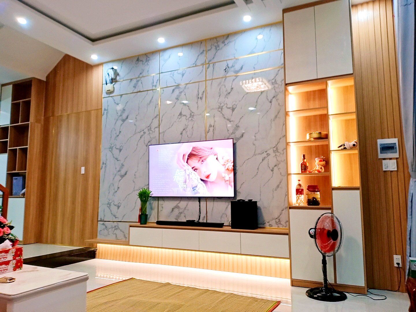 Hoàn thiện nội thất hiện đại với sofa Sonia sofa JforJ và giường bọc nỉ của nhà anh Chín