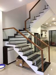 Thi công cầu thang kính