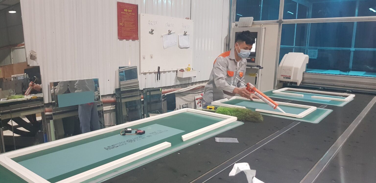 Gia công cắt kính 