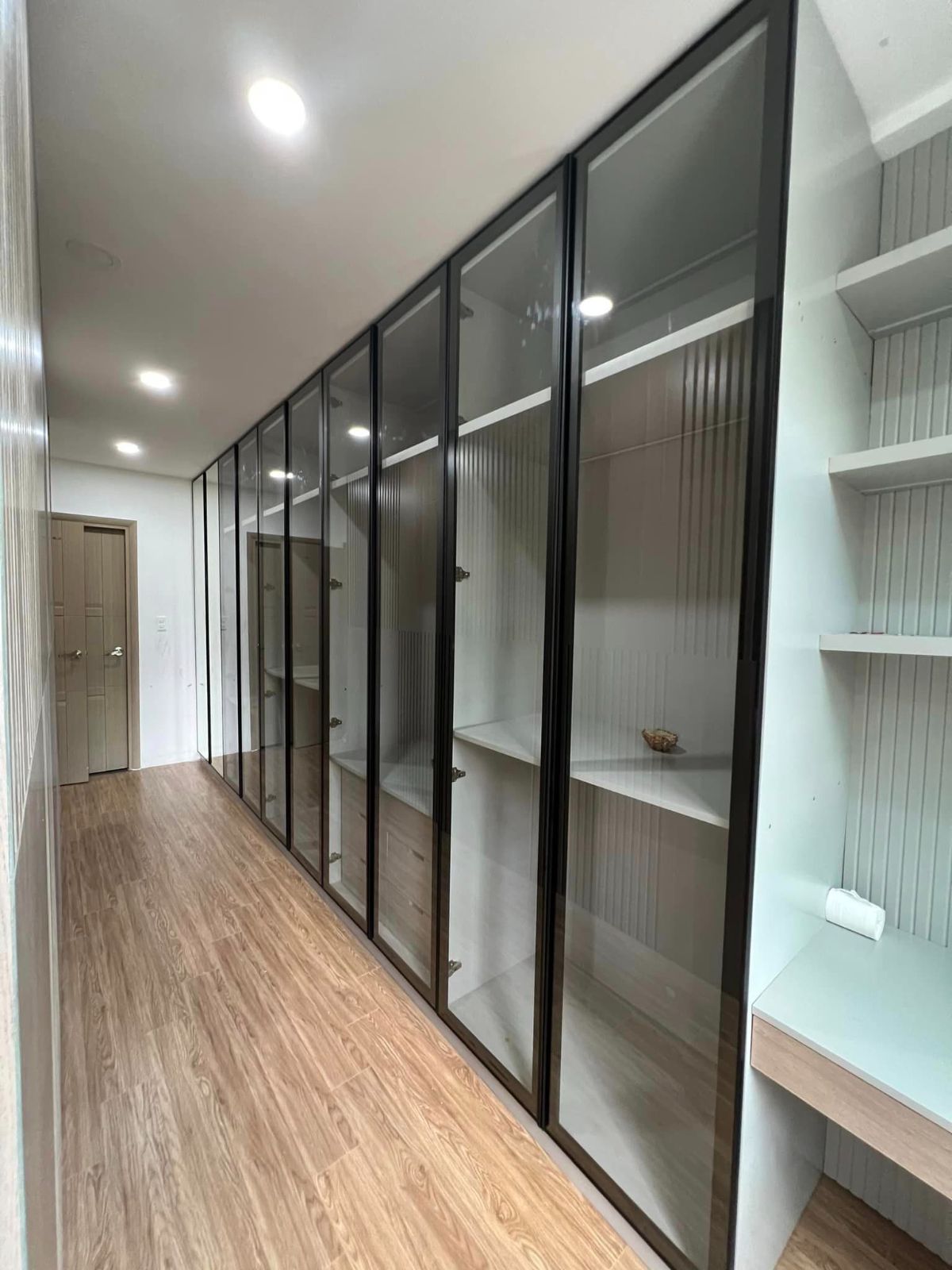Thi công cánh kính tủ quần áo