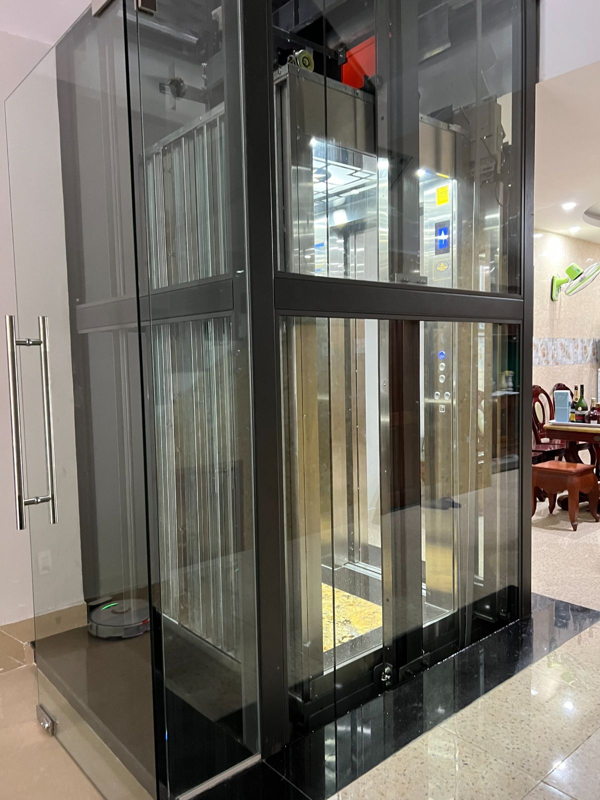Lắp thang máy lồng kính 