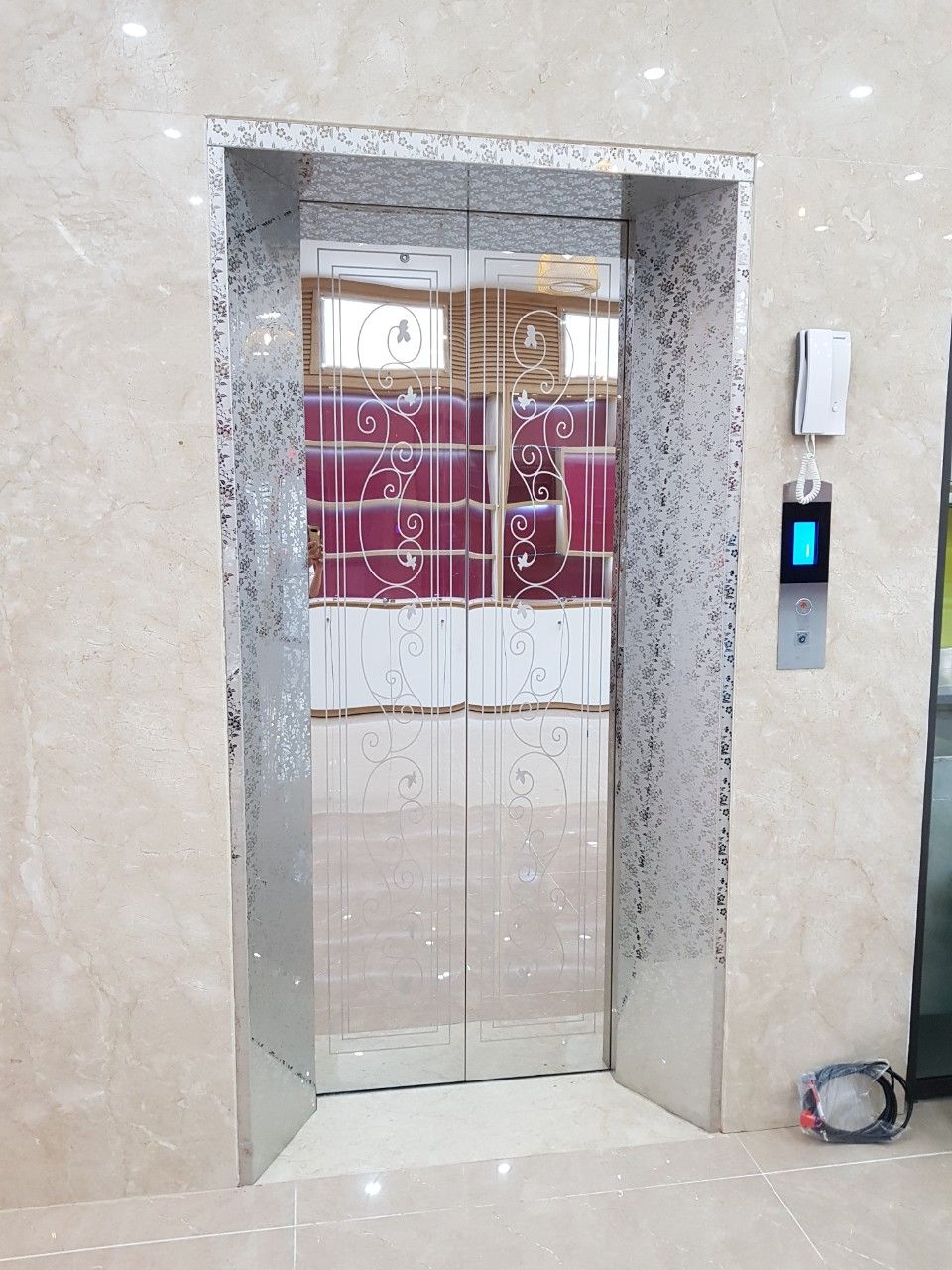 Thang máy tải khách 