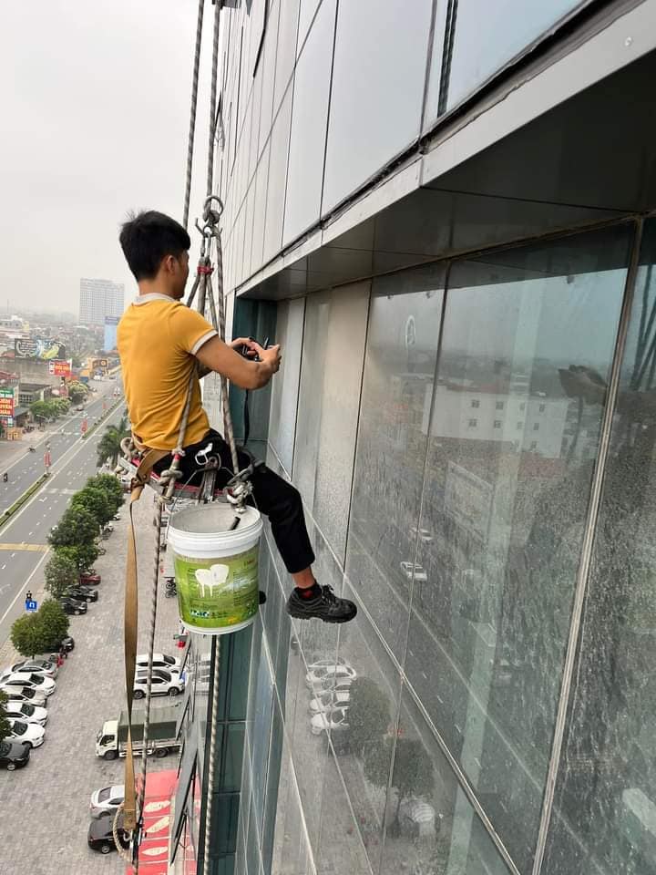Lau kính tòa nhà