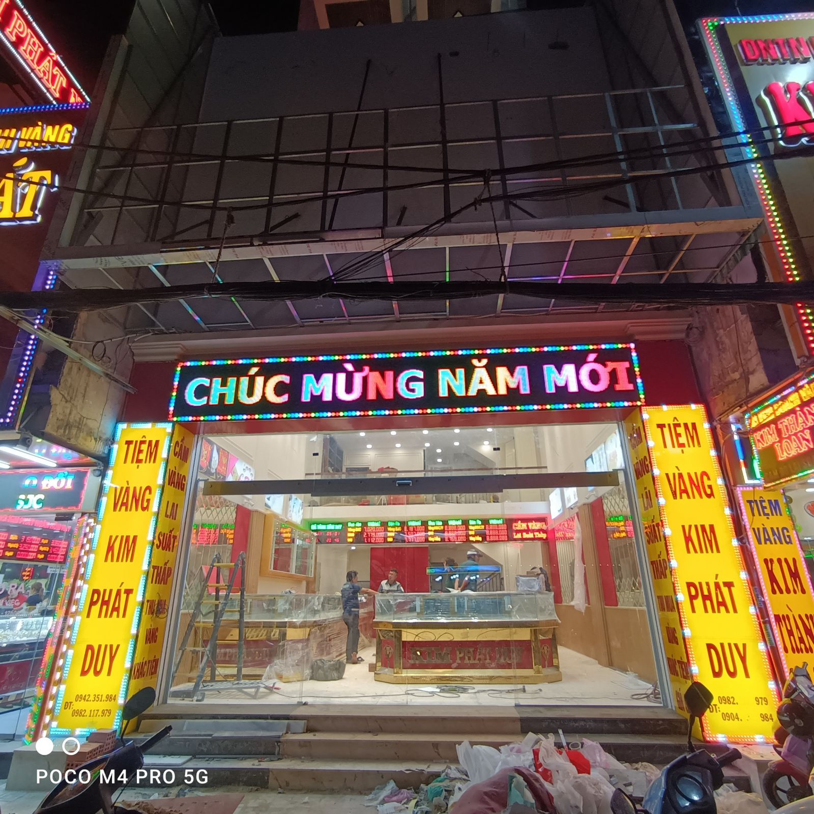 Cua tu dong cho tiem vang