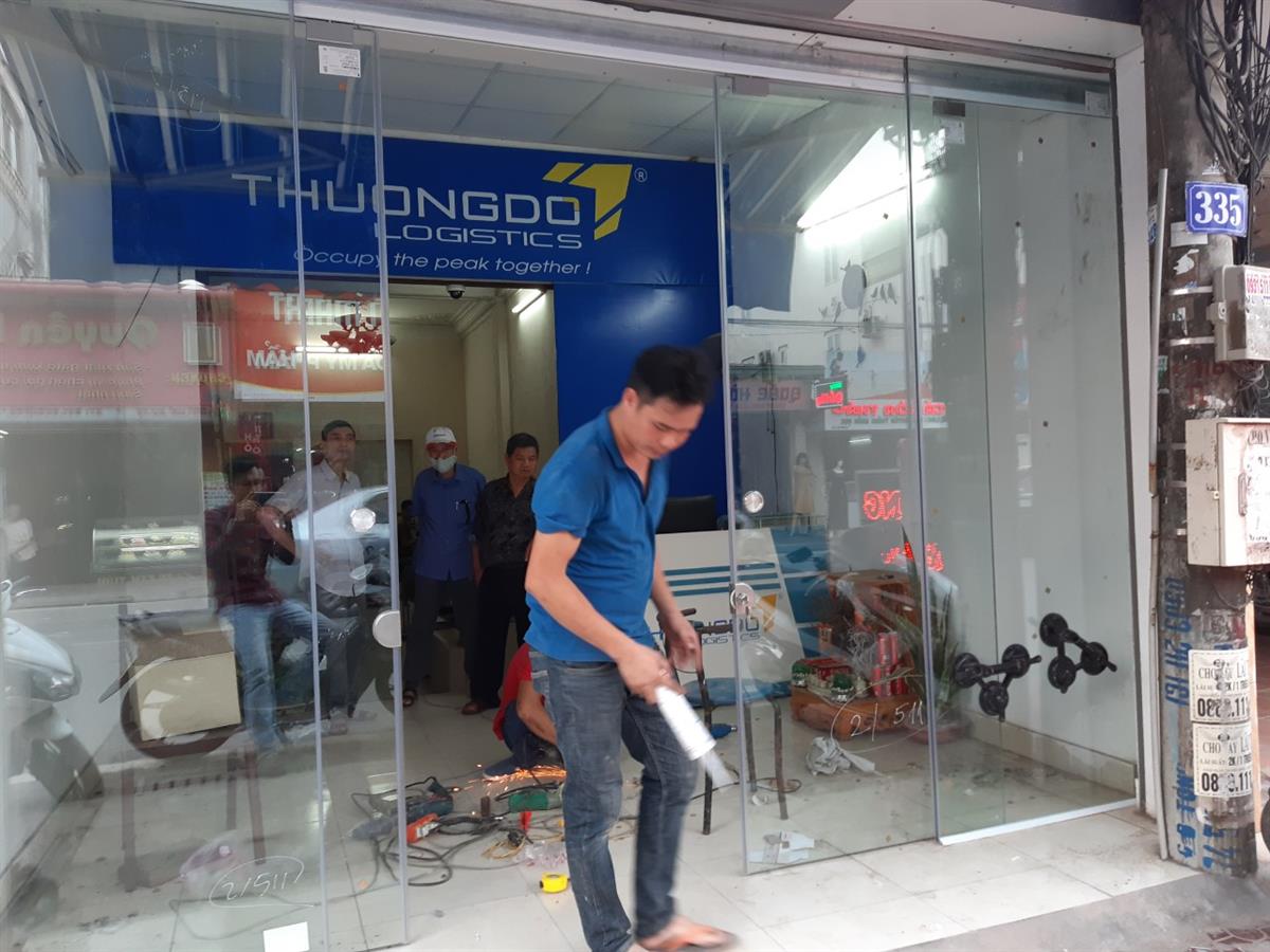 Lắp đặt cửa kính cường lực