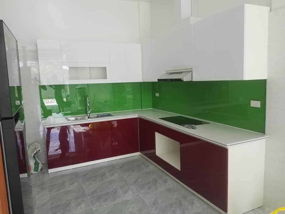 Thi công kính ốp tủ bếp