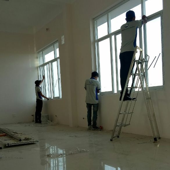 Vệ sinh kính cửa 