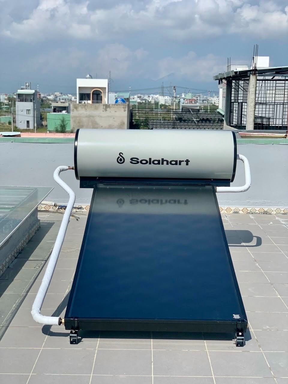 Lắp đặt máy nước nóng năng lượng mặt trời Solahart 150 lít