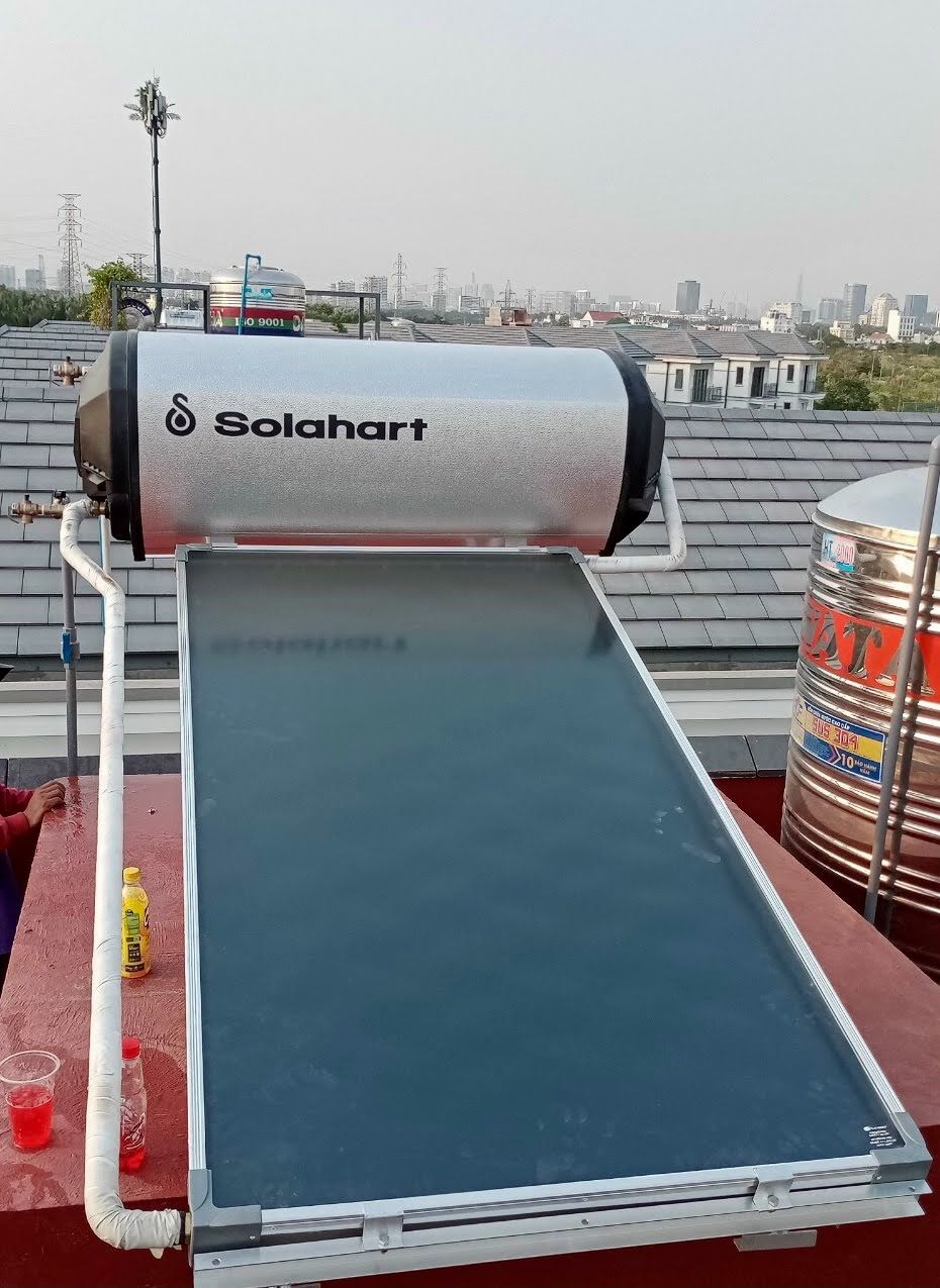 Lắp đặt máy nước nóng năng lượng mặt trời Solahart 180 lít
