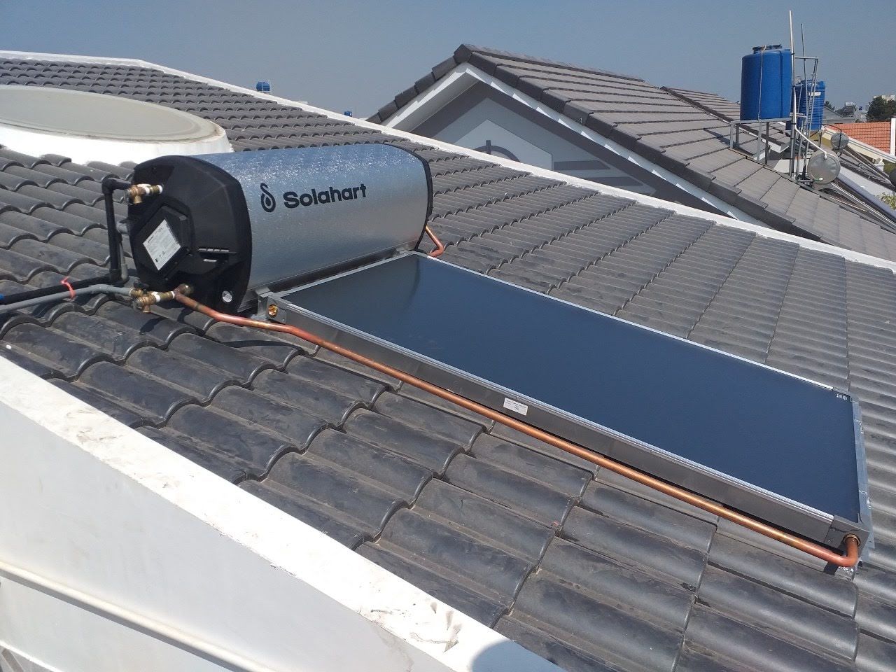 Lắp đặt máy nước nóng năng lượng mặt trời Solahart 300 lít