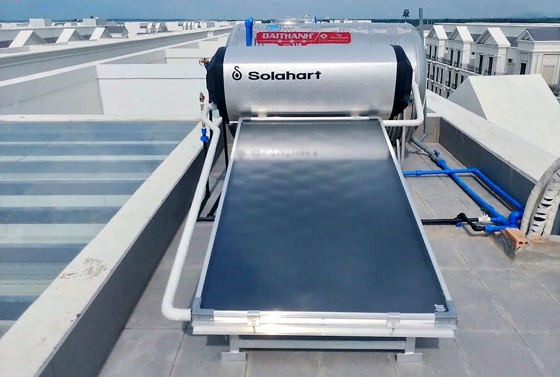 Lắp đặt máy nước nóng năng lượng mặt trời Solahart 180 lít