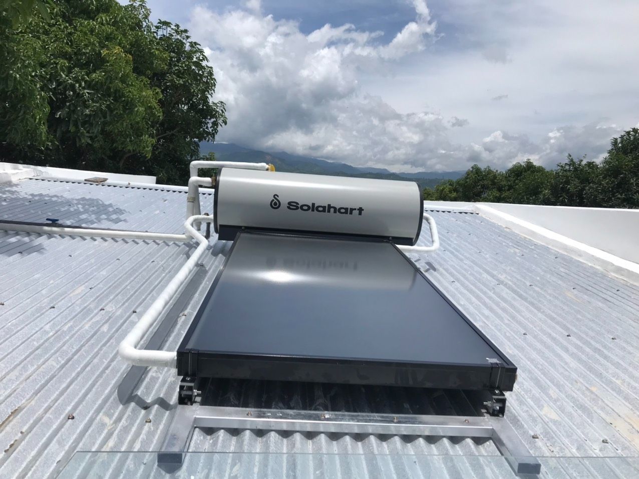 Lắp đặt máy nước nóng năng lượng mặt trời Solahart 150 lít